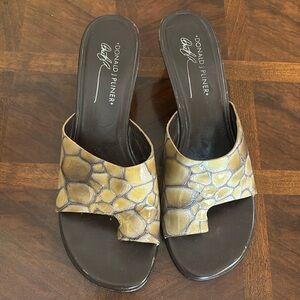 Donald Pliner 8.5 medium Sandal